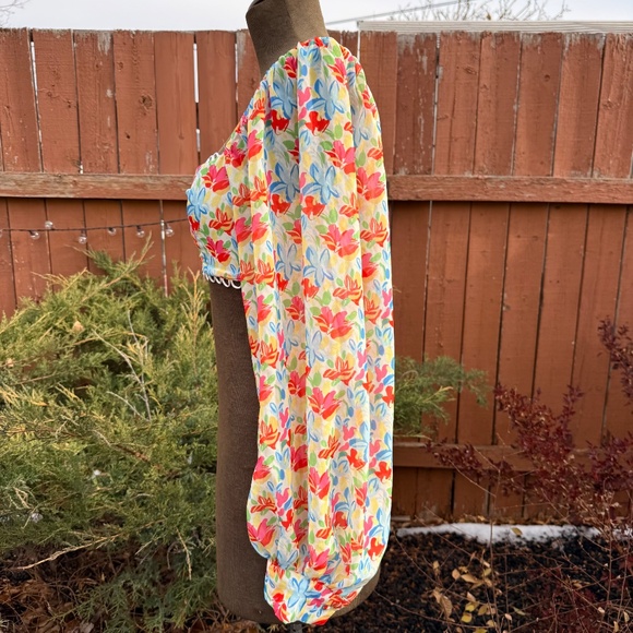 Vintage Look Floral Puff-Sleeve Crop Top – Bright & Romantic - Picture 3 of 7